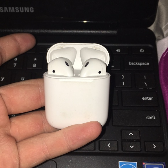 Apple AirPods - Picture 2 of 2